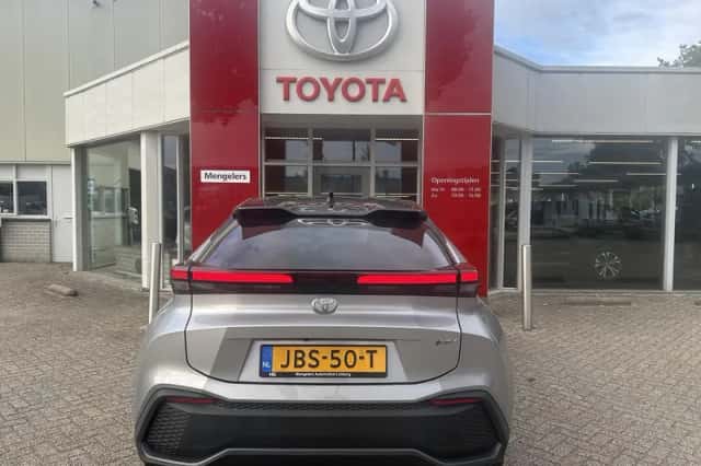 Toyota C-HR (2025) thumbnail 4