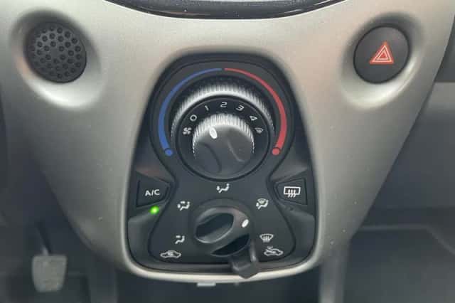 Toyota Aygo (2018) thumbnail 12