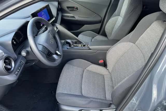 Toyota C-HR (2026) thumbnail 6
