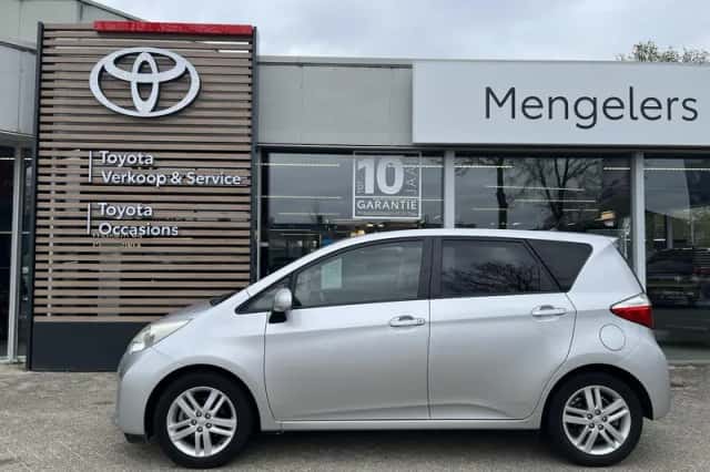Toyota Verso-S (2012) thumbnail 2