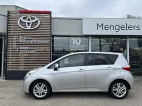 Toyota Verso-S (2012) thumbnail 2