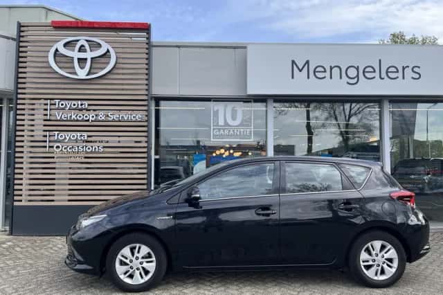 Toyota Auris (2018) thumbnail 2