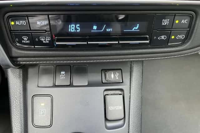 Toyota Auris (2018) thumbnail 12