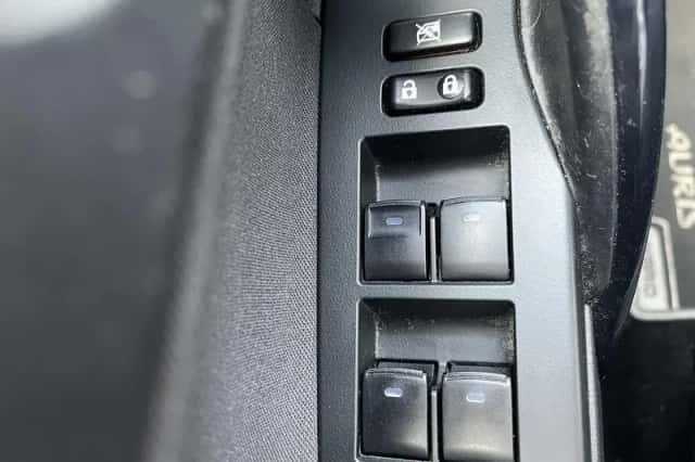 Toyota Auris (2018) thumbnail 13
