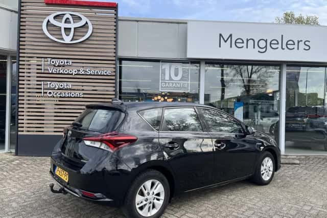 Toyota Auris (2018) thumbnail 3