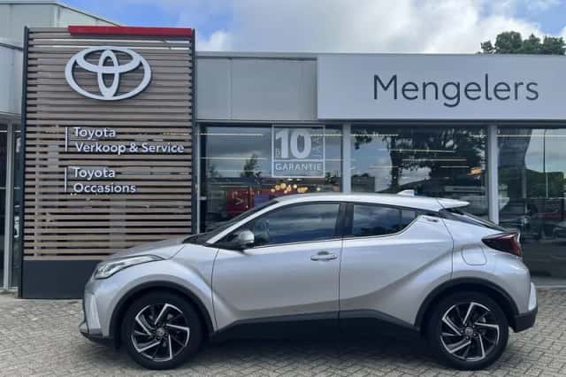 Toyota C-HR (2022) thumbnail 2