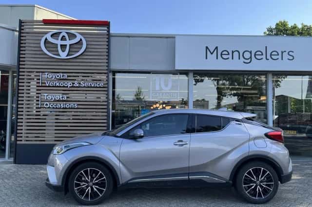 Toyota C-HR (2017) thumbnail 2