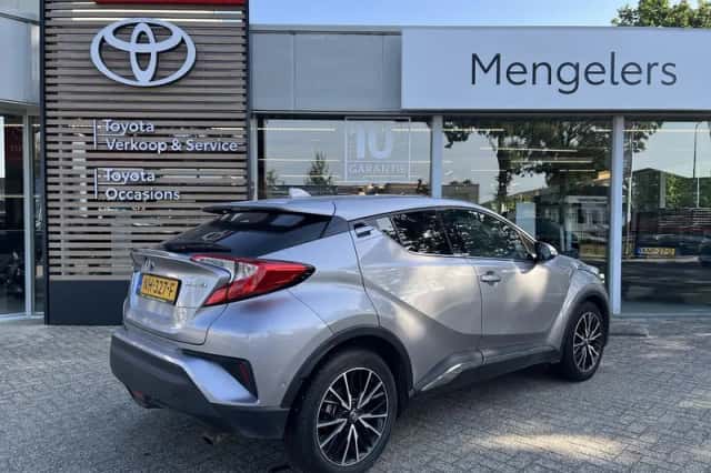 Toyota C-HR (2017) thumbnail 3
