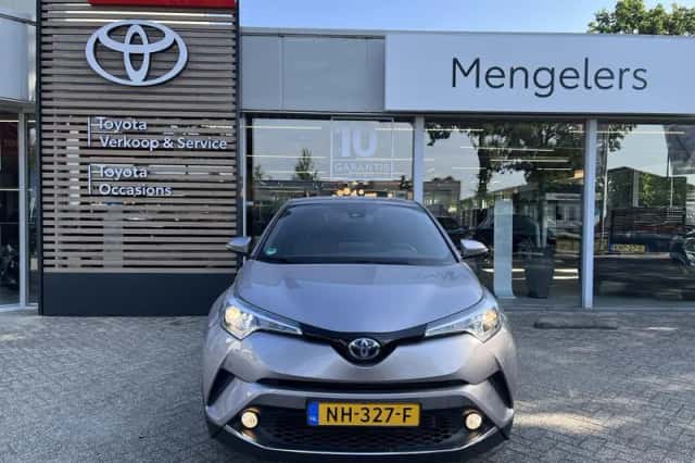 Toyota C-HR (2017) thumbnail 6