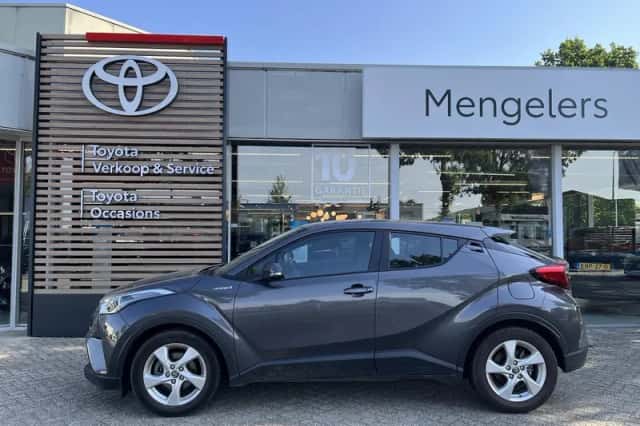 Toyota C-HR (2018) thumbnail 2