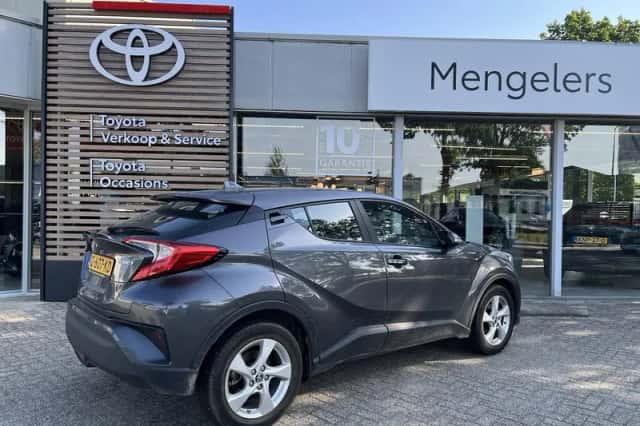 Toyota C-HR (2018) thumbnail 3