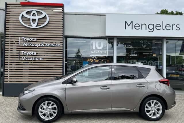 Toyota Auris (2016) thumbnail 2