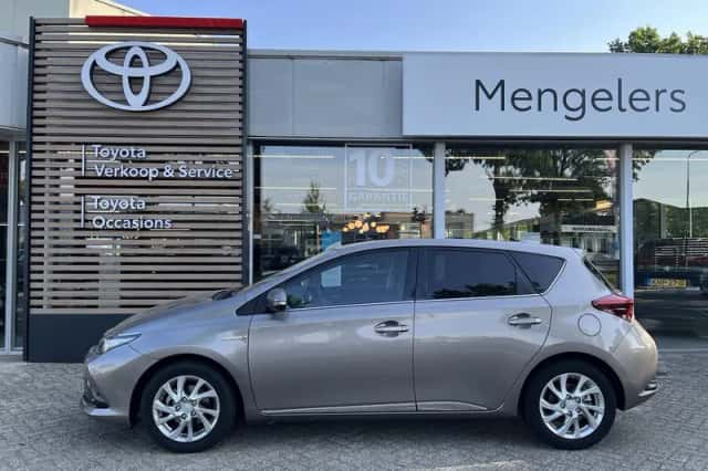 Toyota Auris (2016) thumbnail 2