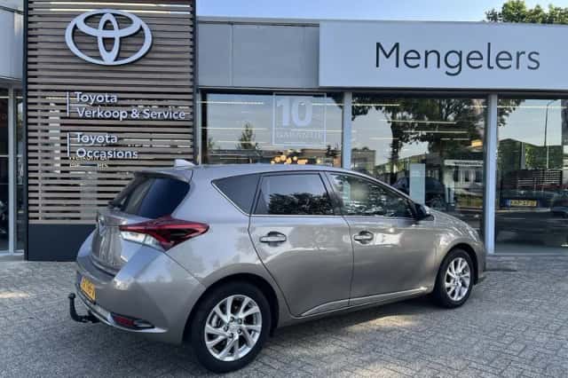 Toyota Auris (2016) thumbnail 3