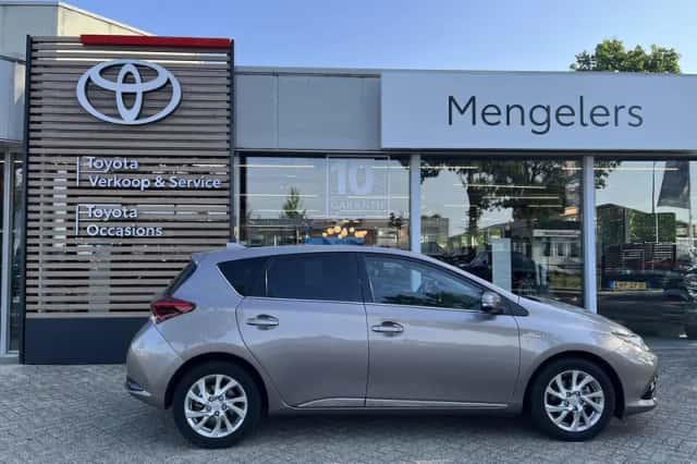 Toyota Auris (2016) thumbnail 5