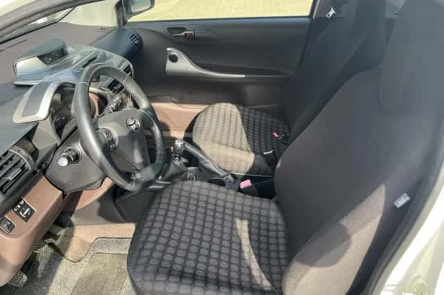 Toyota IQ (2010) thumbnail 5