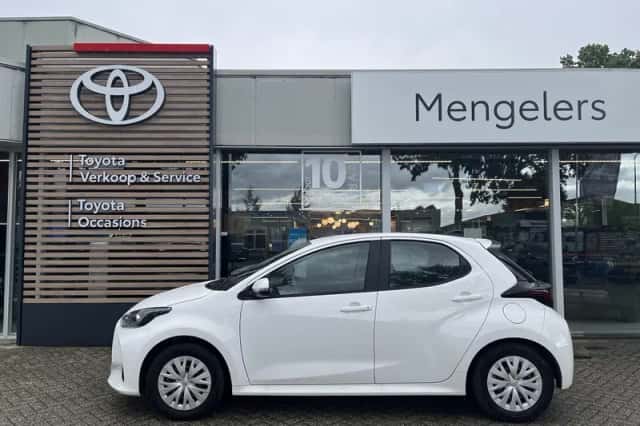Toyota Yaris (2025) thumbnail 2