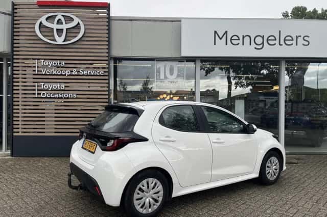 Toyota Yaris (2025) thumbnail 3