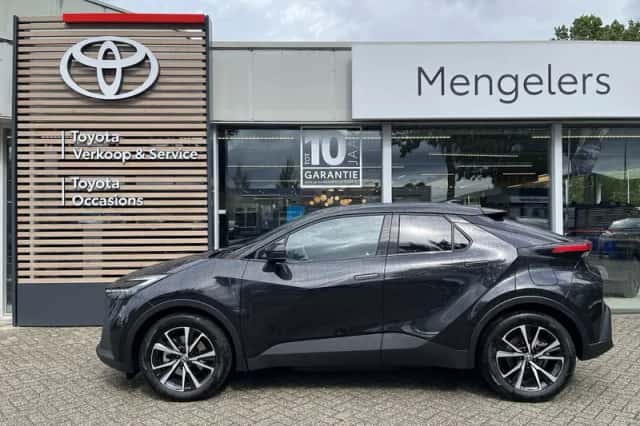 Toyota C-HR (2024) thumbnail 2