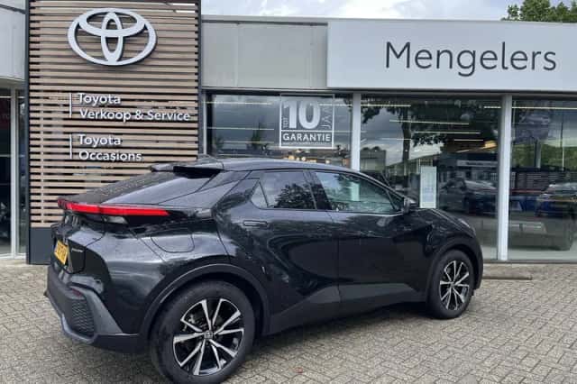 Toyota C-HR (2024) thumbnail 3