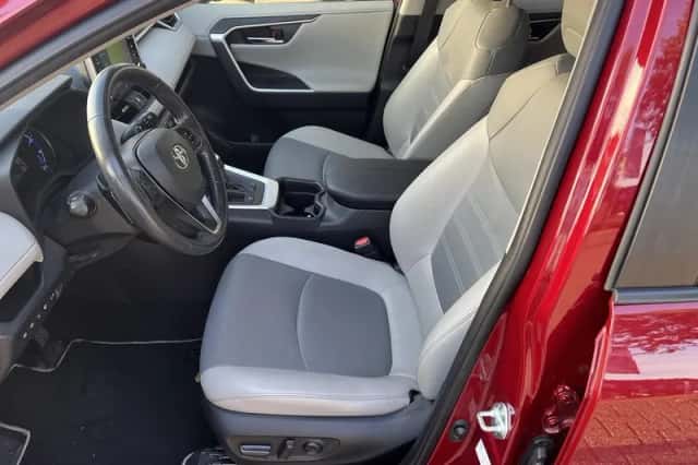 Toyota RAV4 (2021) thumbnail 6