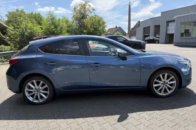 Mazda 3 (2017) thumbnail 2
