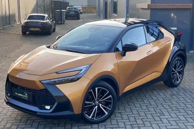 Toyota C-HR (2024) thumbnail 2
