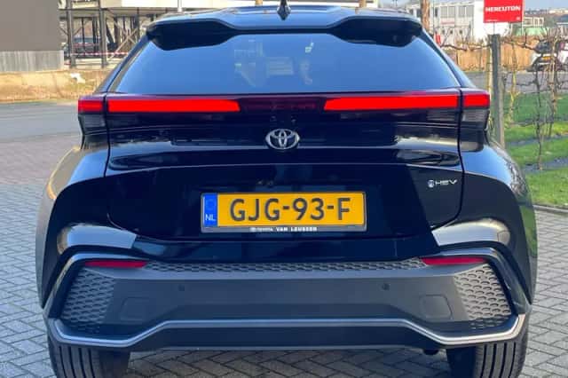 Toyota C-HR (2024) thumbnail 6