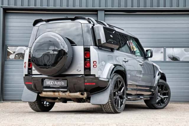 Land Rover Defender (2021) thumbnail 3