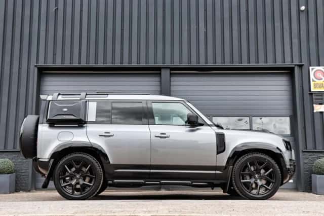 Land Rover Defender (2021) thumbnail 4