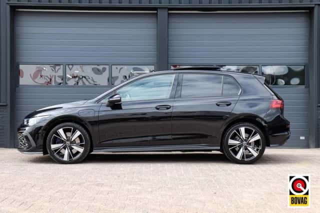 Volkswagen Golf (2021) thumbnail 2