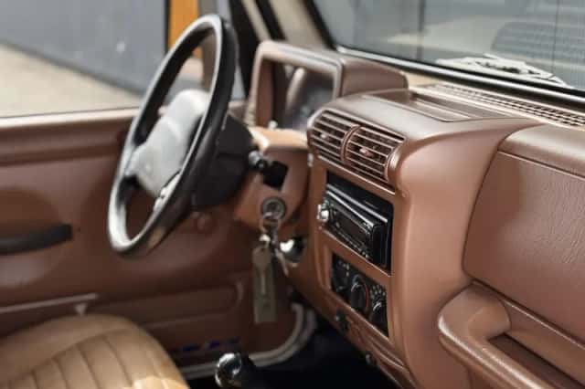 Jeep Wrangler (1987) thumbnail 2