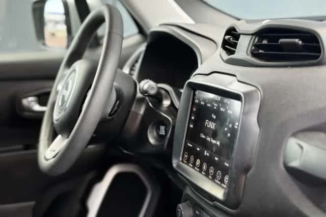 Jeep Renegade (2018) thumbnail 2