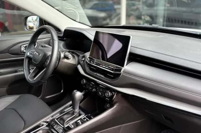 Jeep Compass (2017) thumbnail 2