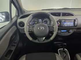 Toyota Yaris (2017) thumbnail 2