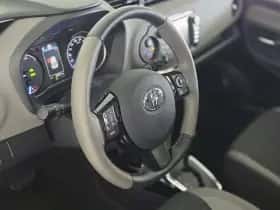 Toyota Yaris (2017) thumbnail 11