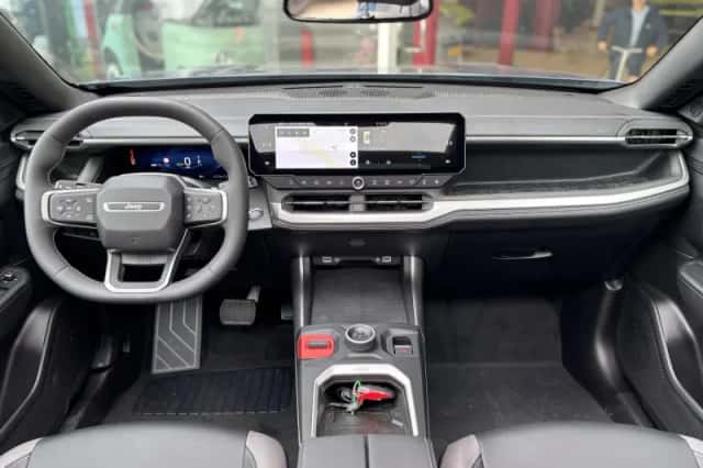 Jeep Compass (2025) thumbnail 4