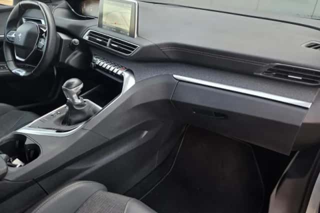 Peugeot 3008 (2016) thumbnail 2