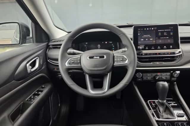 Jeep Compass (2017) thumbnail 2