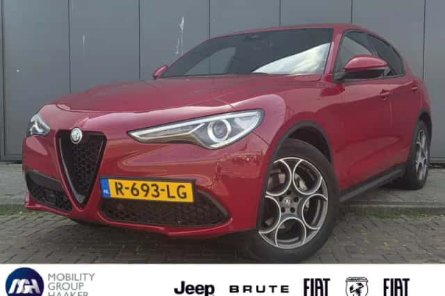 Alfa Romeo Stelvio (2017) thumbnail 1