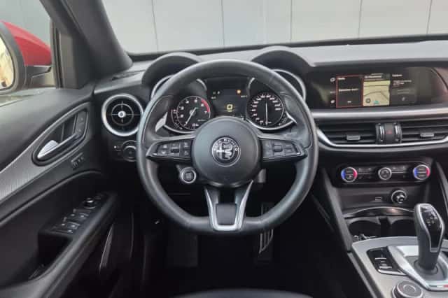 Alfa Romeo Stelvio (2017) thumbnail 2