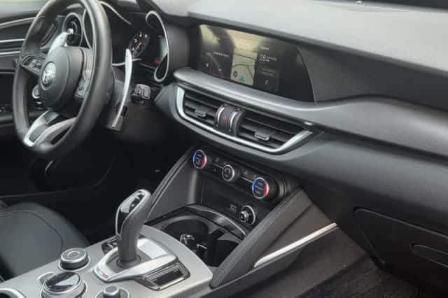 Alfa Romeo Stelvio (2017) thumbnail 4