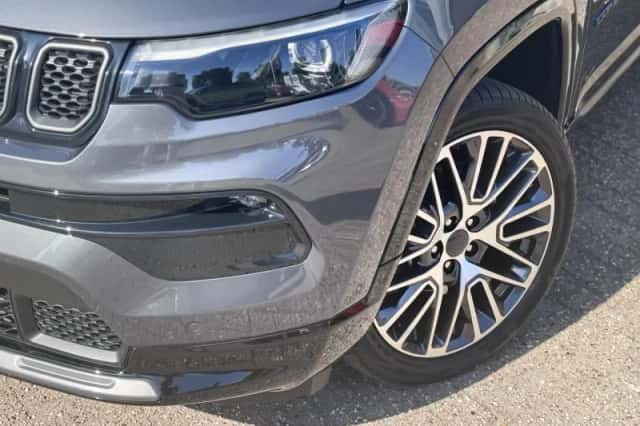 Jeep Compass (2017) thumbnail 3