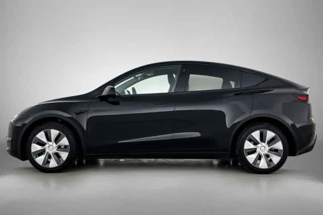 Tesla Model Y (2024) thumbnail 2