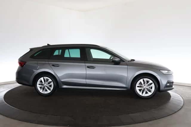 Škoda Octavia (2024) thumbnail 5