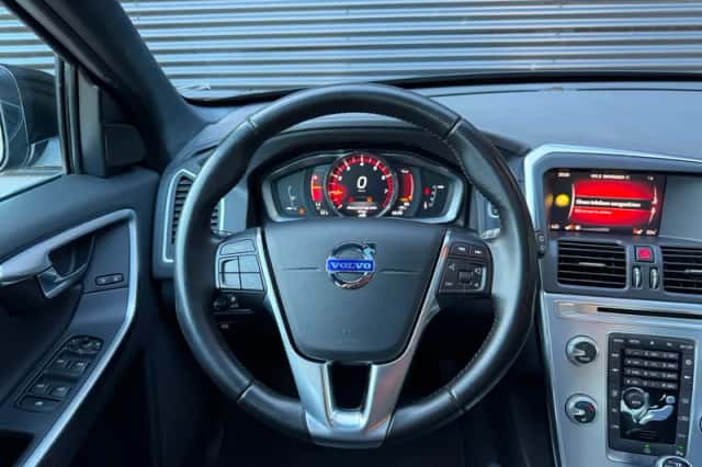 Volvo XC60 (2017) thumbnail 3