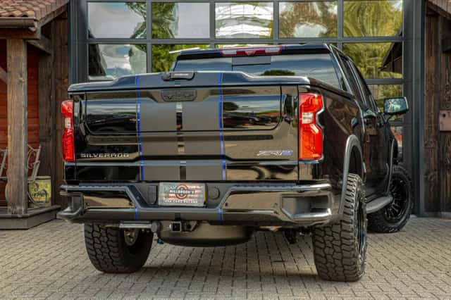 Chevrolet Silverado (2024) thumbnail 3