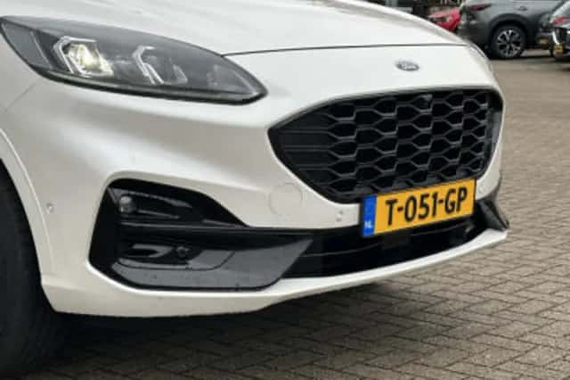 Ford Kuga (2023) thumbnail 4