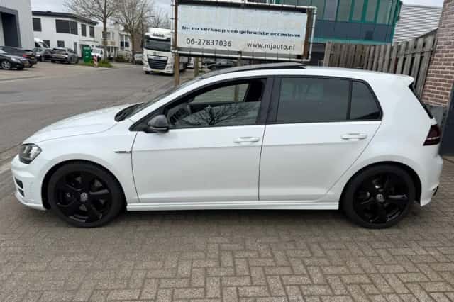 Volkswagen Golf (2015) thumbnail 6