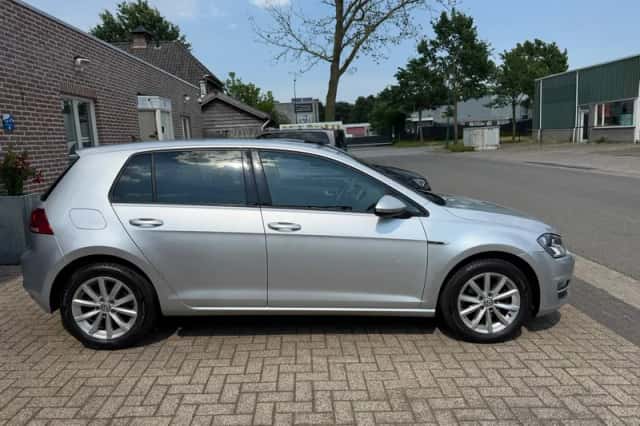 Volkswagen Golf (2016) thumbnail 2